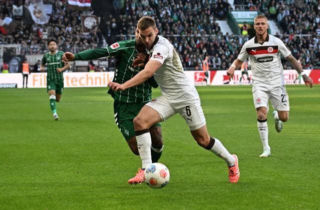 GER, 1. FBL, SV Werder Bremen vs FC St. Pauli 04.10.2025, wohninvest Weserstadion, Bremen, GER, 1. FBL, SV Werder Bremen vs FC St. Pauli im Bild picture shows Justin Njinmah (SV Werder Bremen 11) im Zweikampf gegen James Sands (FC St. Pauli 06)