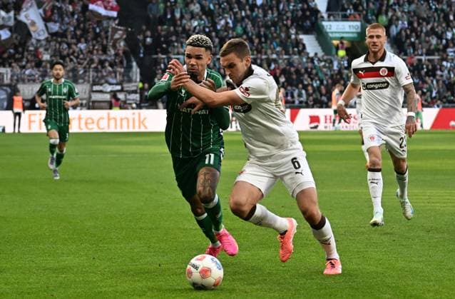 GER, 1. FBL, SV Werder Bremen vs FC St. Pauli 04.10.2025, wohninvest Weserstadion, Bremen, GER, 1. FBL, SV Werder Bremen vs FC St. Pauli im Bild picture shows Justin Njinmah (SV Werder Bremen 11) im Zweikampf gegen James Sands (FC St. Pauli 06)