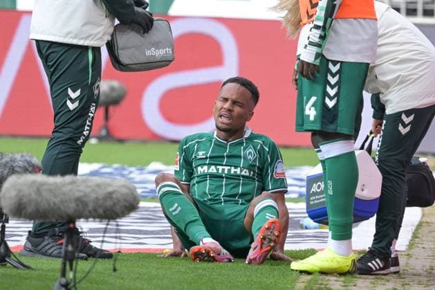 Felix Agu (SV Werder Bremen 27) kann nach Verletzung nicht weiterspielen , SV Werder Bremen - FC St Pauli , Fussball, Bundesliga, DFL, 04.10.2025 DFB regulations prohibit any use of photographs as image sequences and or quasi-video Bremen Bremen Deutschland