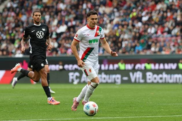 Fabian Rieder 32 (FC Augsburg), FC Augsburg vs. VfL Wolfsburg, Fussball, 1. Bundesliga, 6. Spieltag, 04.10.2025 DFB regulations prohibit any use of photographs as image sequences and or quasi-video Augsburg Bayern Deutschland