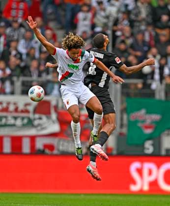 RECORD DATE NOT STATED 04.10.2025, Fussball 1. Bundesliga 2025 2026, 6.Spieltag, FC Augsburg - VfL Wolfsburg, in der WWK-Arena Augsburg. v.l. Iris Chrislain Aurel Matisma (FC Augsburg) gegen Vini Souza (Wolfsburg)