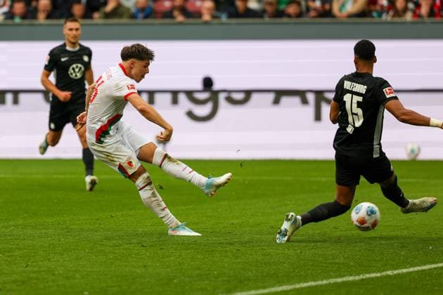 Mert Koemuer 36 (FC Augsburg) scheiter an Moritz Jenz 15 (VfL Wolfsburg) beim Torschuss, FC Augsburg vs. VfL Wolfsburg, Fussball, 1. Bundesliga, 6. Spieltag, 04.10.2025 DFB regulations prohibit any use of photographs as image sequences and or quasi-video Augsburg Bayern Deutschland
