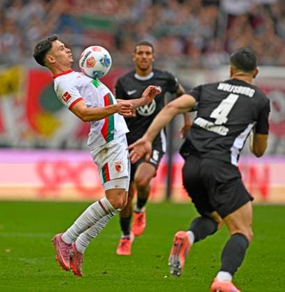 04.10.2025, Fussball 1. Bundesliga 2025 2026, 6.Spieltag, FC Augsburg - VfL Wolfsburg, in der WWK-Arena Augsburg. Fabian Rieder (FC Augsburg) am Ball.