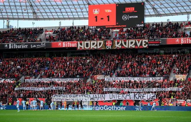 Proteste der LEV Fans, Fussball 1. Bundesliga, 6.Spieltag, Bayer 04 Leverkusen - Union Berlin, am 04.10.2025 in Leverkusen Deutschland. DFL regulations prohibit any use of photographs as image sequences and or quasi-video Â