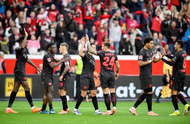 Jubel LEV nach dem Tor zum 1:0, v.l. Edmond Tapsoba (Bayer Leverkusen), Ernest Poku (Bayer Leverkusen), Ãlex Grimaldo (Alex)(Bayer Leverkusen), Lucas Vazquez (Vazquez)(Bayer Leverkusen), Aleix Garcia (Bayer Leverkusen), Malik Tillman (Bayer Leverkusen), Ezequiel Fernandez (Fernandez)(Bayer Leverkusen) Fussball 1. Bundesliga, 6.Spieltag, Bayer 04 Leverkusen - Union Berlin, am 04.10.2025 in Leverkusen Deutschland. DFL regulations prohibit any use of photographs as image sequences and or quasi-video Â