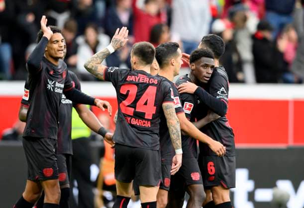 Jubel LEV nach dem Tor zum 1:0, v.l. Jarell Quansah (Bayer Leverkusen), Aleix Garcia (Bayer Leverkusen), Ernest Poku (Bayer Leverkusen), Fussball 1. Bundesliga, 6.Spieltag, Bayer 04 Leverkusen - Union Berlin, am 04.10.2025 in Leverkusen Deutschland. DFL regulations prohibit any use of photographs as image sequences and or quasi-video Â