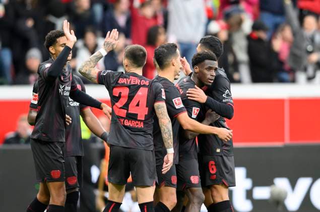 Jubel LEV nach dem Tor zum 1:0, v.l. Jarell Quansah (Bayer Leverkusen), Aleix Garcia (Bayer Leverkusen), Lucas Vazquez (Vazquez)(Bayer Leverkusen), Ernest Poku (Bayer Leverkusen), Fussball 1. Bundesliga, 6.Spieltag, Bayer 04 Leverkusen - Union Berlin, am 04.10.2025 in Leverkusen Deutschland. DFL regulations prohibit any use of photographs as image sequences and or quasi-video Â