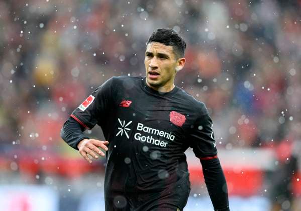 Ezequiel Fernandez (Fernandez)(Bayer Leverkusen) im Hagel, Regen, Fussball 1. Bundesliga, 6.Spieltag, Bayer 04 Leverkusen - Union Berlin, am 04.10.2025 in Leverkusen Deutschland. DFL regulations prohibit any use of photographs as image sequences and or quasi-video Â