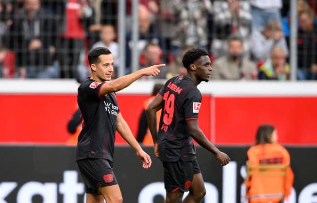 Jubel LEV nach dem Tor zum 1:0, v.l. Lucas Vazquez (Vazquez)(Bayer Leverkusen), Torschuetze Ernest Poku (Bayer Leverkusen), Fussball 1. Bundesliga, 6.Spieltag, Bayer 04 Leverkusen - Union Berlin, am 04.10.2025 in Leverkusen Deutschland. DFL regulations prohibit any use of photographs as image sequences and or quasi-video Â