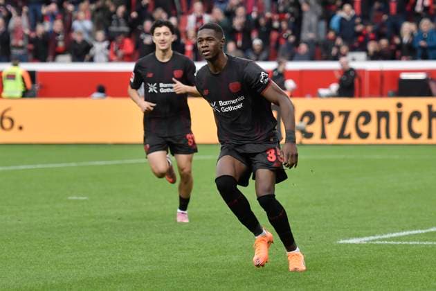 Christian Kofane (Leverkusen 35) jubelt nach dem Tor zum 2:0 mit der Mannschaft 04.10.2025 Fussball Bayer Leverkusen vs 1. FC Union Berlin , BayArena, Leverkusen, DFB DFL REGULATIONS PROHIBIT ANY USE OF PHOTOGRAPHS AS IMAGE SEQUENCES AND OR QUASI-VIDEO