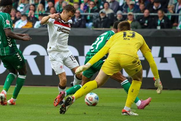 Deutschland: Fussball Bundesliga 2025 26, 6. Spieltag - SV Werder Bremen vs FC St.Pauli - Weserstadion-Stadion (Bremen): Martijn Kaars (FC St. Pauli, 19) Karl Hein (SV Werder Bremen, 13) Bremen Copyright: xAymanxAlahmedx