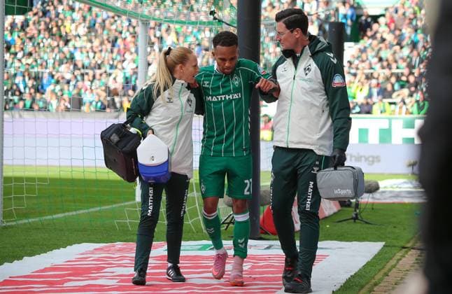 Deutschland: Fussball Bundesliga 2025 26, 6. Spieltag - SV Werder Bremen vs FC St.Pauli - Weserstadion-Stadion (Bremen): Verletzung des Spielers Felix Agu (SV Werder Bremen, 27) Bremen Copyright: xAymanxAlahmedx