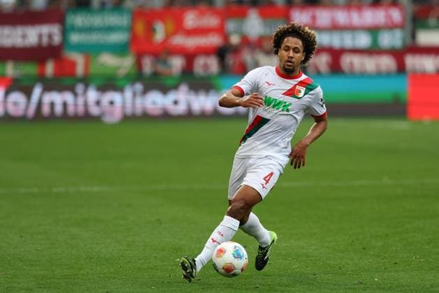 Han-Noah Massengo 4 (FC Augsburg), FC Augsburg vs. VfL Wolfsburg, Fussball, 1. Bundesliga, 6. Spieltag, 04.10.2025 DFB regulations prohibit any use of photographs as image sequences and or quasi-video Augsburg Bayern Deutschland