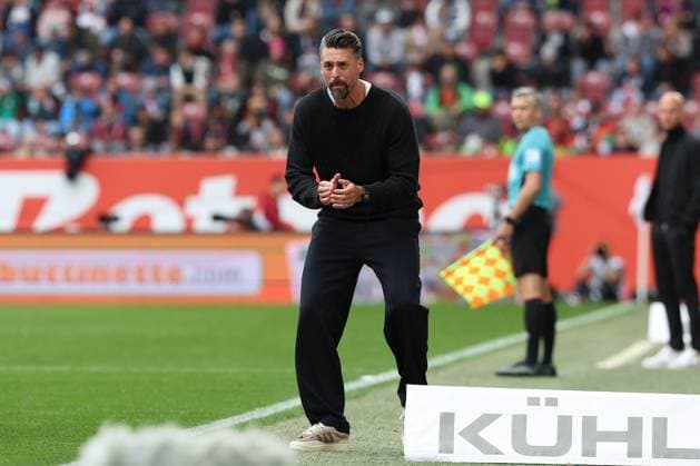 Chef-Trainer Sandro Wagner (FC Augsburg), FC Augsburg vs. VfL Wolfsburg, Fussball, 1. Bundesliga, 6. Spieltag, 04.10.2025 DFB regulations prohibit any use of photographs as image sequences and or quasi-video Augsburg Bayern Deutschland
