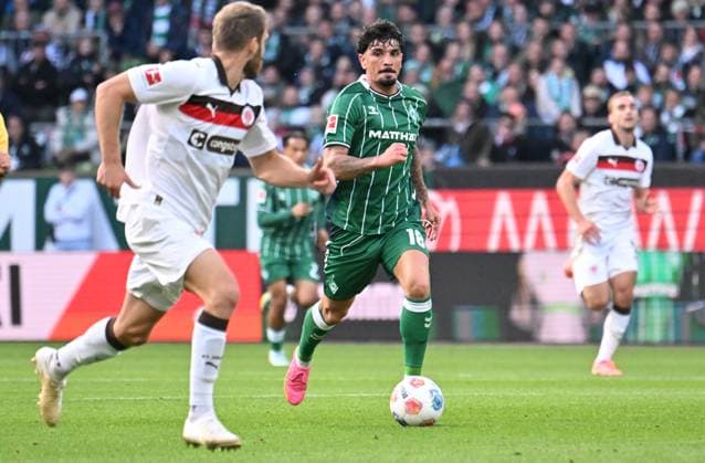 GER, 1. FBL, SV Werder Bremen vs FC St. Pauli 04.10.2025, wohninvest Weserstadion, Bremen, GER, 1. FBL, SV Werder Bremen vs FC St. Pauli im Bild picture shows Cameron Puertas (SV Werder Bremen 18) im Laufduell mit Lars Ritzka (FC St. Pauli 21)
