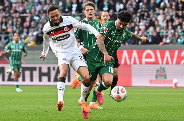 GER, 1. FBL, SV Werder Bremen vs FC St. Pauli 04.10.2025, wohninvest Weserstadion, Bremen, GER, 1. FBL, SV Werder Bremen vs FC St. Pauli im Bild picture shows Mathias Pereira Lage (FC St. Pauli 28) im Zweikampf gegen Cameron Puertas (SV Werder Bremen 18)