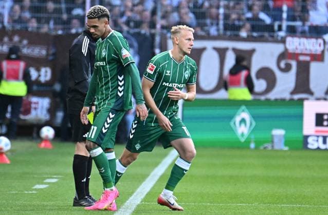 GER, 1. FBL, SV Werder Bremen vs FC St. Pauli 04.10.2025, wohninvest Weserstadion, Bremen, GER, 1. FBL, SV Werder Bremen vs FC St. Pauli im Bild picture shows Coachingzone Seitenlinie Trainerbereich Technische Zone. Auswechslung es kommt Marco Grüll Marco Gruell (SV Werder Bremen 17) - es geht Justin Njinmah (SV Werder Bremen 11)
