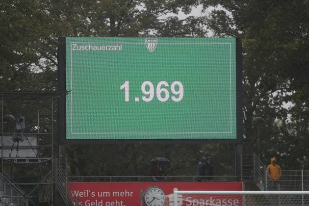 04.10.2025, xjcx, Herren, Fussball, Saison 2025 2026, 3. Liga, 10. Spieltag: 1. FC Schweinfurt 1905 - SC Verl Infotafel, Zuschauerzahl, DFL DFB REGULATES PROHIBIT ANY USE OF PHOTOGRAPHS AS IMAGE SEQUENCES AND OR QUASI-VIDEO Schweinfurt Sachs-Stadion Bayern Deutschland