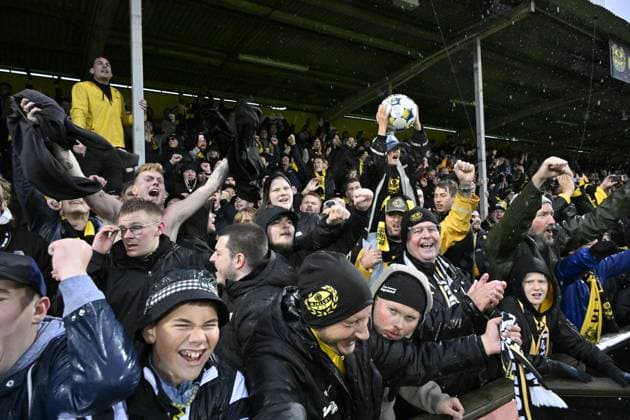 HÄLLEVIK, SWEDEN 20251004 Mjällby fans during Saturday s Allsvenskan football match between Mjällby AIF and IF Elfsborg at Strandvallen in Hällevik. HÄLLEVIK SWEDEN x50090x Copyright: xJohanxNilsson TTx ALLSWEDEN MJÄLLBY-ELFSBORG