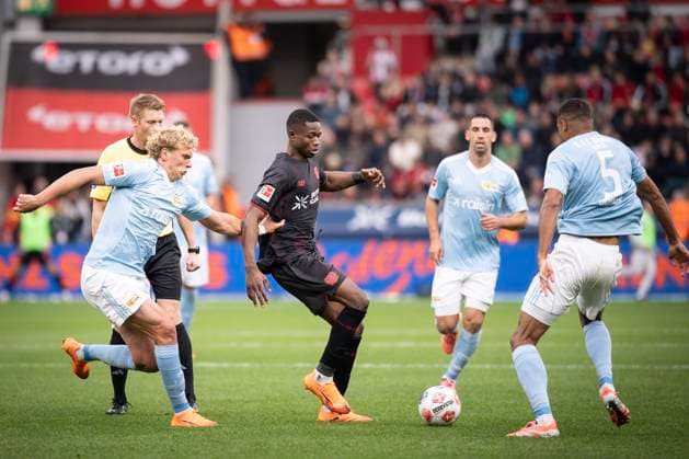 DFL: Bayer 04 Leverkusen - 1. FC Union Berlin, 04.10.2025 Drei Spieler von 1. FC Union Berlin versuchen, Christian Kofane (Bayer 04 Leverkusen, 35) zu verteidigen Leopold Querfeld (1. FC Union Berlin, 14), Rani Khedira (1. FC Union Berlin, 8), Danilo Doekhi (1. FC Union Berlin, 5); Bayer 04 Leverkusen - 1. FC Union Berlin an Spieltag 6 der 1. Fußball-Bundesliga am 04.10.2025 in der BayArena in Leverkusen. DIE DFL-VORSCHRIFTEN VERBIETEN JEDE VERWENDUNG VON FOTOS ALS BILDSEQUENZEN UND ODER QUASI-VIDEO. ; Bayer 04 Leverkusen - 1. FC Union Berlin on Matchday 6 of the 1. Bundesliga on 04.10.2025 at the BayArena in Leverkusen. DFL REGULATIONS PROHIBIT ANY USE OF PHOTOGRAPHS AS IMAGE SEQUENCES AND OR QUASI-VIDEO. ; Bayer 04 Leverkusen - 1. FC Union Berlin an Spieltag 6 der 1. Fußball-Bundesliga am 04.10.2025 in der BayArena in Leverkusen. DIE DFL-VORSCHRIFTEN VERBIETEN JEDE VERWENDUNG VON FOTOS ALS BILDSEQUENZEN UND ODER QUASI-VIDEO. ; Bayer 04 Leverkusen - 1. FC Union Berlin on Matchday 6 of the 1. Bundesliga on 04.10.2025 at the BayArena in Leverkusen. DFL REGULATIONS PROHIBIT ANY USE OF PHOTOGRAPHS AS IMAGE SEQUENCES AND OR QUASI-VIDEO. Copyright: xBEAUTIFULxSPORTS AxelxKohringx