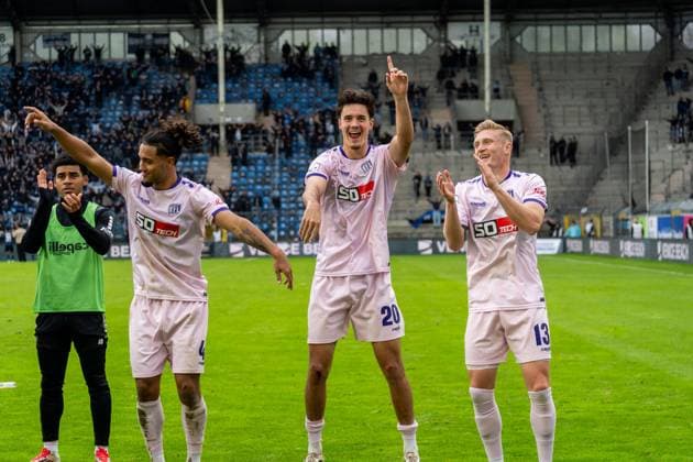 Mannschaft feiert mit den Fans, v.l. Kevin Wiethaup (VfL Osnabrueck, 19), Yigit Karademir (VfL Osnabrueck, 04), Theo Janotta (VfL Osnabrueck, 20), Kevin Schumacher (VfL Osnabrueck, 13), GER, SV Waldhof Mannheim vs. VfL Osnabrueck, Fussball, 3. Liga, 10. Spieltag, Saison 2025 2026, 04.10.2025, DFB REGULATIONS PROHIBIT ANY USE OF PHOTOGRAPHS AS IMAGE SEQUENCES AND OR QUASI-VIDEO, GER, SV Waldhof Mannheim vs. VfL Osnabrueck, Fussball, 3. Liga, 10. Spieltag, Saison 2025 2026, 04.10.2025 Mannheim Copyright: xEibner-Pressefoto Jan-NiclasxGrox EP_JGG
