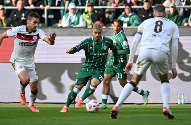 GER, 1. FBL, SV Werder Bremen vs FC St. Pauli 04.10.2025, wohninvest Weserstadion, Bremen, GER, 1. FBL, SV Werder Bremen vs FC St. Pauli im Bild picture shows Romano Schmid (SV Werder Bremen 20) im Laufduell mit James Sands (FC St. Pauli 06) hinten Isaac Schmidt (SV Werder Bremen 23) vorne Eric Smith (FC St. Pauli 08)