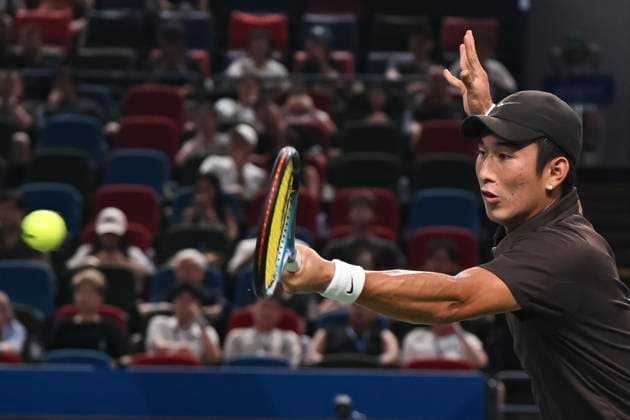 (251004) -- SHANGHAI, Oct. 4, 2025 -- Shang Juncheng hits a return during the men s singles round of 64 match between Karen Khachanov of Russia and Shang Juncheng of China at the ATP, Tennis Herren World Tour Shanghai Masters tennis tournament in Shanghai, east China, Oct. 4, 2025. ) (SP)CHINA-SHANGHAI-TENNIS-ATP TOUR-SHANGHAI MASTERS-MEN S SINGLES (CN) ChenxHaoming 