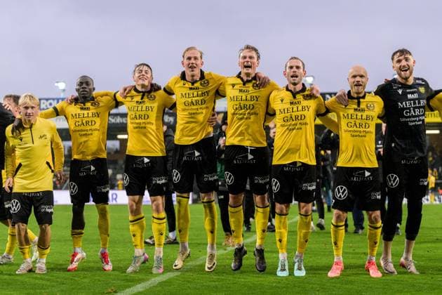 251004 Mjällbys spelare jublar efter fotbollsmatchen i Allsvenskan mellan Mjällby och Elfsborg den 4 oktober 2025 i Hällevik. Copyright: MATHILDAxSCHULER BB251004MA077
