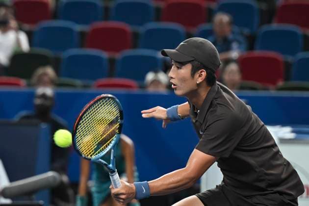 (251004) -- SHANGHAI, Oct. 4, 2025 -- Shang Juncheng hits a return during the men s singles round of 64 match between Karen Khachanov of Russia and Shang Juncheng of China at the ATP, Tennis Herren World Tour Shanghai Masters tennis tournament in Shanghai, east China, Oct. 4, 2025. ) (SP)CHINA-SHANGHAI-TENNIS-ATP TOUR-SHANGHAI MASTERS-MEN S SINGLES (CN) ChenxHaoming 