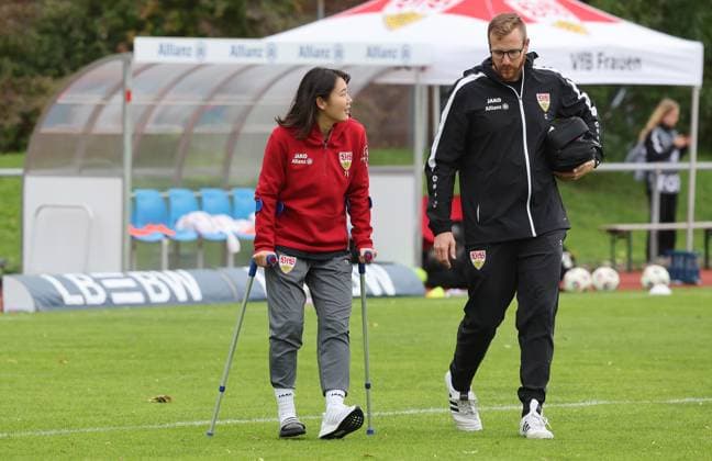 Stuttgart , Fußball 2. Bundesliga , VfB Stuttgart Frauen vs. FC Ingolstadt 04 , von links: Haruka Osawa Christian Liedtke ( VfB )
