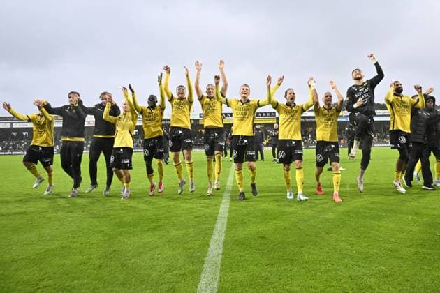 HÄLLEVIK, SWEDEN 20251004 Mjällby celebrates after the victory (0-2) in Saturday s Allsvenskan football match between Mjällby AIF and IF Elfsborg at Strandvallen in Hällevik. HÄLLEVIK SWEDEN x50090x Copyright: xJohanxNilsson TTx ALLSWEDEN MJÄLLBY-ELFSBORG