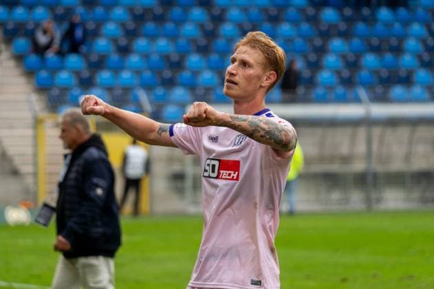 Freisteller, Portrait, Emotion, Geste, Gestik, Jubel Bjarke Jacobsen (VfL Osnabrueck, 15) beim Feiern mit den Fans, GER, SV Waldhof Mannheim vs. VfL Osnabrueck, Fussball, 3. Liga, 10. Spieltag, Saison 2025 2026, 04.10.2025, DFB REGULATIONS PROHIBIT ANY USE OF PHOTOGRAPHS AS IMAGE SEQUENCES AND OR QUASI-VIDEO, GER, SV Waldhof Mannheim vs. VfL Osnabrueck, Fussball, 3. Liga, 10. Spieltag, Saison 2025 2026, 04.10.2025 Mannheim Copyright: xEibner-Pressefoto Jan-NiclasxGrox EP_JGG
