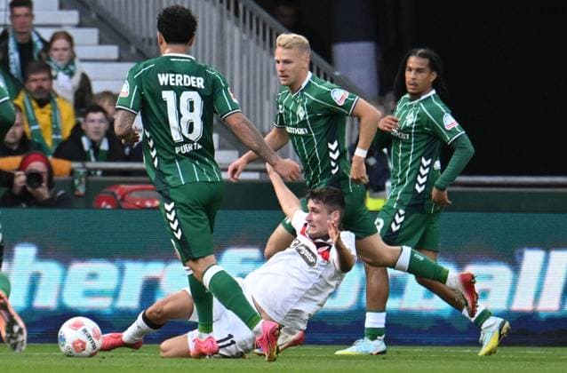 GER, 1. FBL, SV Werder Bremen vs FC St. Pauli 04.10.2025, wohninvest Weserstadion, Bremen, GER, 1. FBL, SV Werder Bremen vs FC St. Pauli im Bild picture shows Arkadiusz Pyrka (FC St. Pauli 11) am Ball vorne Cameron Puertas (SV Werder Bremen 18) hinten Marco Grüll Marco Gruell (SV Werder Bremen 17) und Isaac Schmidt (SV Werder Bremen 23)