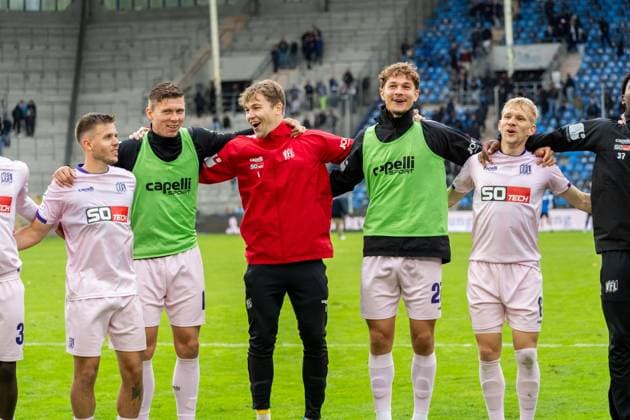 Mannschaft feiert mit den Fans, v.l. Patrick Kammerbauer (VfL Osnabrueck, 31), Luc Ihorst (VfL Osnabrueck, 14), Niklas Sauter (VfL Osnabrueck, 01), Robin Fabinski (VfL Osnabrueck, 27), Bryan Henning (VfL Osnabrueck, 06), GER, SV Waldhof Mannheim vs. VfL Osnabrueck, Fussball, 3. Liga, 10. Spieltag, Saison 2025 2026, 04.10.2025, DFB REGULATIONS PROHIBIT ANY USE OF PHOTOGRAPHS AS IMAGE SEQUENCES AND OR QUASI-VIDEO, GER, SV Waldhof Mannheim vs. VfL Osnabrueck, Fussball, 3. Liga, 10. Spieltag, Saison 2025 2026, 04.10.2025 Mannheim Copyright: xEibner-Pressefoto Jan-NiclasxGrox EP_JGG
