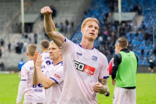 Freisteller, Portrait, Emotion, Geste, Gestik, Jubel Bjarke Jacobsen (VfL Osnabrueck, 15), GER, SV Waldhof Mannheim vs. VfL Osnabrueck, Fussball, 3. Liga, 10. Spieltag, Saison 2025 2026, 04.10.2025, DFB REGULATIONS PROHIBIT ANY USE OF PHOTOGRAPHS AS IMAGE SEQUENCES AND OR QUASI-VIDEO, GER, SV Waldhof Mannheim vs. VfL Osnabrueck, Fussball, 3. Liga, 10. Spieltag, Saison 2025 2026, 04.10.2025 Mannheim Copyright: xEibner-Pressefoto Jan-NiclasxGrox EP_JGG