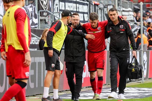 Linus Rosenloecher (FC Ingolstadt 04, Nr.19) muss nach einem Zusammenstoss ausgewechsrlt werden beim Spiel FC Ingolstadt 04 gegen SSV Ulm 1846 Fußball am 04.10.2025, DFB regulations prohibit any use of photographs as image sequences and or quasi-video. GER, Fussball, 3. Liga, Spieltag 10, FC Ingolstadt 04 gegen SSV Ulm 1846 Fußball, 04.10.2025, Audi Sportpark Ingolstadt Copyright: xEibner-Pressefoto OliverxSTRISCHx EP-OSH
