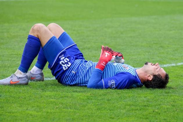 Torwart Kai Eisele (FC Ingolstadt 04, Nr.25) atmet mal kurz durch beim Spiel FC Ingolstadt 04 gegen SSV Ulm 1846 Fußball am 04.10.2025, DFB regulations prohibit any use of photographs as image sequences and or quasi-video. GER, Fussball, 3. Liga, Spieltag 10, FC Ingolstadt 04 gegen SSV Ulm 1846 Fußball, 04.10.2025, Audi Sportpark Ingolstadt Copyright: xEibner-Pressefoto OliverxSTRISCHx EP-OSH