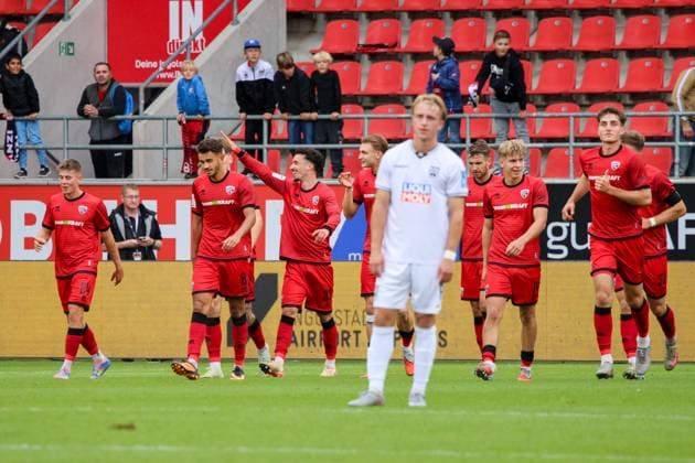 Linus Rosenloecher (FC Ingolstadt 04, Nr.19) muss nach einem Zusammenstoss ausgewechsrlt werden beim Spiel FC Ingolstadt 04 gegen SSV Ulm 1846 Fußball am 04.10.2025, DFB regulations prohibit any use of photographs as image sequences and or quasi-video. GER, Fussball, 3. Liga, Spieltag 10, FC Ingolstadt 04 gegen SSV Ulm 1846 Fußball, 04.10.2025, Audi Sportpark Ingolstadt Copyright: xEibner-Pressefoto OliverxSTRISCHx EP-OSH