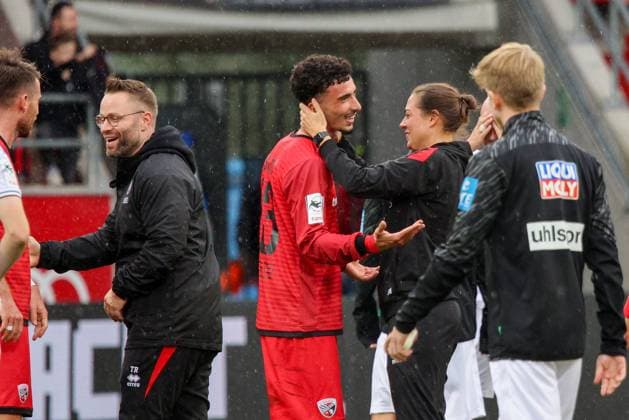 Trainerin Sabrina Wittmann (FC Ingolstadt 04) freut sich mit dem Torschuetzen Davide-Danilo Sekulovic (FC Ingolstadt 04, Nr.33) ueber den verdienten Sieg beim Spiel FC Ingolstadt 04 gegen SSV Ulm 1846 Fußball am 04.10.2025, DFB regulations prohibit any use of photographs as image sequences and or quasi-video. GER, Fussball, 3. Liga, Spieltag 10, FC Ingolstadt 04 gegen SSV Ulm 1846 Fußball, 04.10.2025, Audi Sportpark Ingolstadt Copyright: xEibner-Pressefoto OliverxSTRISCHx EP-OSH