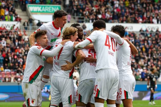 die Mannschaft freut sich ueber das Tor von Mert Koemuer 36 (FC Augsburg) zum 2:0, FC Augsburg vs. VfL Wolfsburg, Fussball, 1. Bundesliga, 6. Spieltag, 04.10.2025 DFB regulations prohibit any use of photographs as image sequences and or quasi-video Augsburg Bayern Deutschland