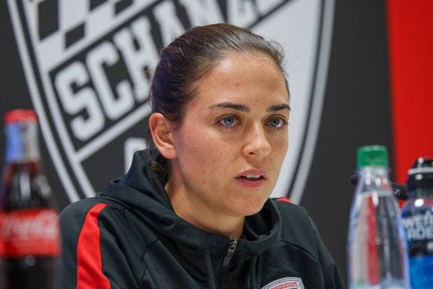 Trainerin Sabrina Wittmann (FC Ingolstadt 04) bei der Pressekonferenz nach dem Spiel FC Ingolstadt 04 gegen SSV Ulm 1846 Fußball am 04.10.2025, DFB regulations prohibit any use of photographs as image sequences and or quasi-video. GER, Fussball, 3. Liga, Spieltag 10, FC Ingolstadt 04 gegen SSV Ulm 1846 Fußball, 04.10.2025, Audi Sportpark Ingolstadt Copyright: xEibner-Pressefoto OliverxSTRISCHx EP-OSH