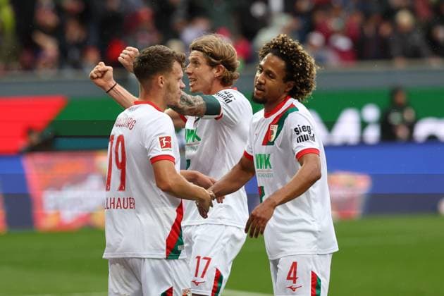 die Mannschaft freut sich ueber das Tor von Robin Fellhauer 19 (FC Augsburg), Han-Noah Massengo 4 (FC Augsburg) zum 3:0, FC Augsburg vs. VfL Wolfsburg, Fussball, 1. Bundesliga, 6. Spieltag, 04.10.2025 DFB regulations prohibit any use of photographs as image sequences and or quasi-video Augsburg Bayern Deutschland