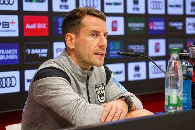 Chefrainer Moritz Glasbrenner (SSV Ulm 1846) bei der Pressekonferenz nach dem Spiel FC Ingolstadt 04 gegen SSV Ulm 1846 Fußball am 04.10.2025, DFB regulations prohibit any use of photographs as image sequences and or quasi-video. GER, Fussball, 3. Liga, Spieltag 10, FC Ingolstadt 04 gegen SSV Ulm 1846 Fußball, 04.10.2025, Audi Sportpark Ingolstadt Copyright: xEibner-Pressefoto OliverxSTRISCHx EP-OSH