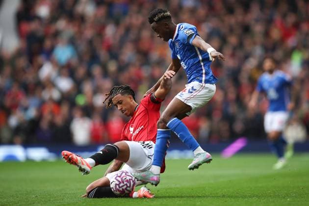 Manchester United, ManU v Sunderland 04 October 2025, Manchester - Premier League Football - Manchester United v Sunderland. Leny Yoro of Manchester United and Simon Adingra of Sunderland (photo by Daniel Chesterton) Manchester UK Copyright: xDanielxChestertonxOffside
