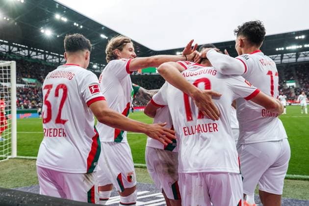 1. Bundesliga 2025 2026 - 6. Spieltag 04.10.2025 - FC Augsburg vs.VfL Wolfsburg - WWK Arena (Augsburg, Deutschland); FC Augsburg Spieler jubeln nach dem Tor zum 3:1 Copyright: xLukaxKolanovicx