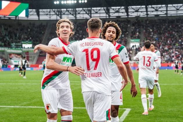 1. Bundesliga 2025 2026 - 6. Spieltag 04.10.2025 - FC Augsburg vs.VfL Wolfsburg - WWK Arena (Augsburg, Deutschland); FC Augsburg Spieler jubeln nach dem Tor zum 3:1 Copyright: xLukaxKolanovicx