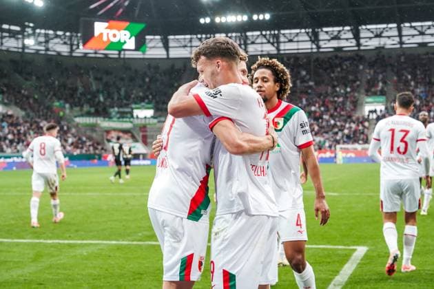 1. Bundesliga 2025 2026 - 6. Spieltag 04.10.2025 - FC Augsburg vs.VfL Wolfsburg - WWK Arena (Augsburg, Deutschland); FC Augsburg Spieler jubeln nach dem Tor zum 3:1 Copyright: xLukaxKolanovicx