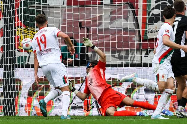 Tor fuer Augsburg 3:0 durch Robin Fellhauer (FC Augsburg 19). Kamil Grabara (VFL Wolfsburg, 01) hat keine Chance GER, FC Augsburg vs. VfL Wolfsburg, 1.Bundesliga Fussball, 06. Spieltag, Saison 2025 2026, 04.10.2025 DFB DFL REGULATIONS PROHIBIT ANY USE OF PHOTOGRAPHS AS IMAGE SEQUENCES AND OR QUASI-VIDEo GER, FC Augsburg vs. VfL Wolfsburg, 1.Bundesliga Fussball, 06. Spieltag, Saison 2025 2026, 04.10.2025 Augsburg Copyright: xEibner-Pressefoto RogerxBuerkex EP_RBE