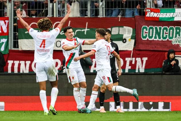 Tor fuer Augsburg 3:0 durch Robin Fellhauer (FC Augsburg 19). Jubel im Team Han Noah Massengo (FC Augsburg 04), Fabian Rieder (FC Augsburg 32) GER, FC Augsburg vs. VfL Wolfsburg, 1.Bundesliga Fussball, 06. Spieltag, Saison 2025 2026, 04.10.2025 DFB DFL REGULATIONS PROHIBIT ANY USE OF PHOTOGRAPHS AS IMAGE SEQUENCES AND OR QUASI-VIDEo GER, FC Augsburg vs. VfL Wolfsburg, 1.Bundesliga Fussball, 06. Spieltag, Saison 2025 2026, 04.10.2025 Augsburg Copyright: xEibner-Pressefoto RogerxBuerkex EP_RBE
