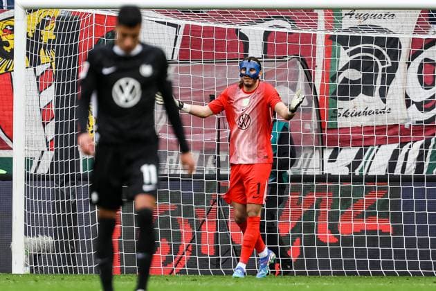 Tor fuer Augsburg 3:0 durch Robin Fellhauer (FC Augsburg 19). Kamil Grabara (VFL Wolfsburg, 01) ratlos GER, FC Augsburg vs. VfL Wolfsburg, 1.Bundesliga Fussball, 06. Spieltag, Saison 2025 2026, 04.10.2025 DFB DFL REGULATIONS PROHIBIT ANY USE OF PHOTOGRAPHS AS IMAGE SEQUENCES AND OR QUASI-VIDEo GER, FC Augsburg vs. VfL Wolfsburg, 1.Bundesliga Fussball, 06. Spieltag, Saison 2025 2026, 04.10.2025 Augsburg Copyright: xEibner-Pressefoto RogerxBuerkex EP_RBE